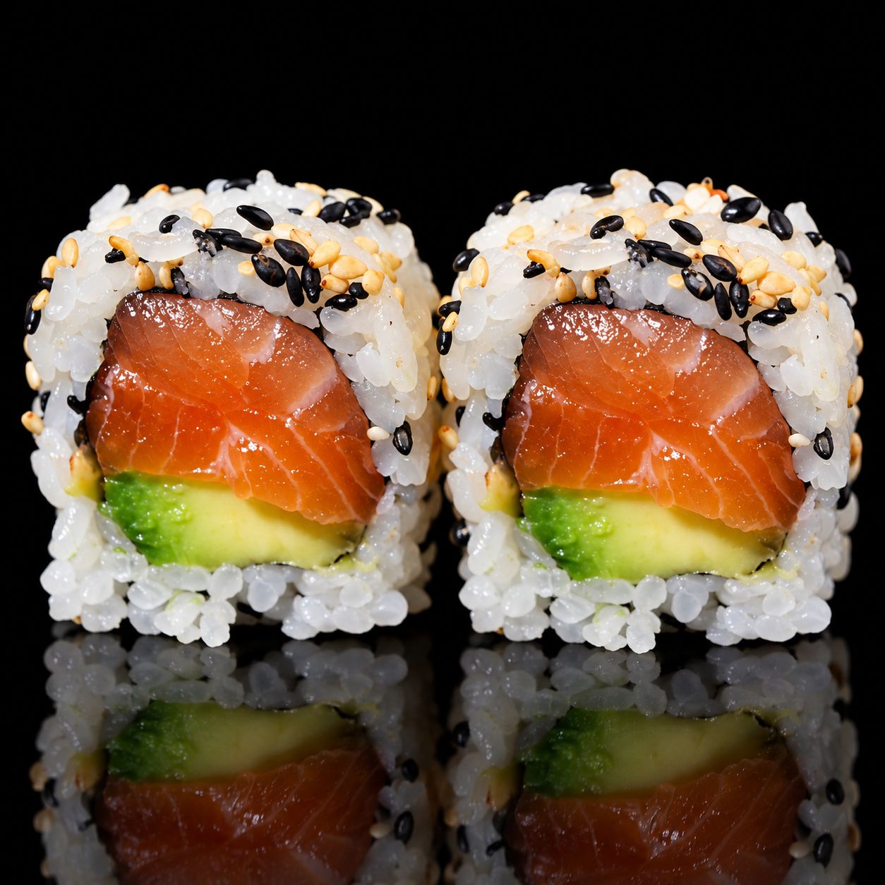 Salmone avocado roll